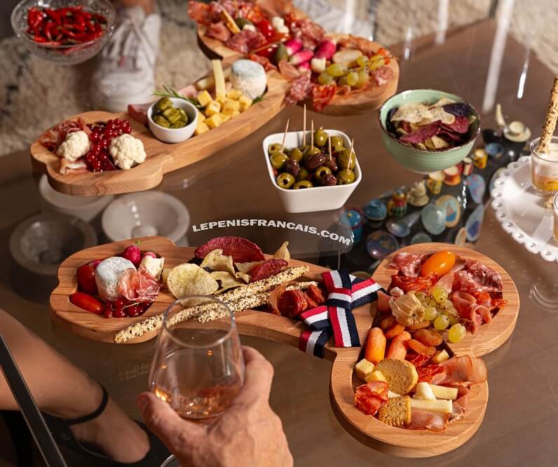 Une planche apéro drôle en forme de quéquette